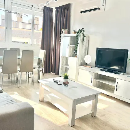 Unbeatable And Quiet 2 Bedrooms On The Paseo Maritimo Rey De Espana, Sleeps 6, Steps Away From The Center Of Fuengirola! Everything Within Walking Distance! Apartment