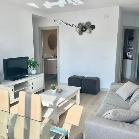 Unbeatable And Quiet 2 Bedrooms On The Paseo Maritimo Rey De Espana, Sleeps 6, Steps Away From The Center Of Fuengirola! Everything Within Walking Distance! Apartment